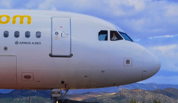 Airbus A320 de Vueling en el aeropuerto de Málaga, los pilotos saludan desde la cabina