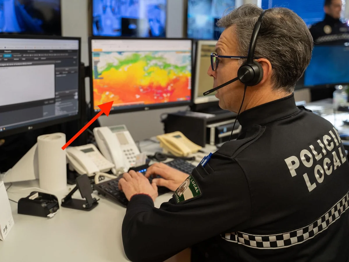 Policía Local Benalmádena with a meteo365.es temperature map in the operations centre