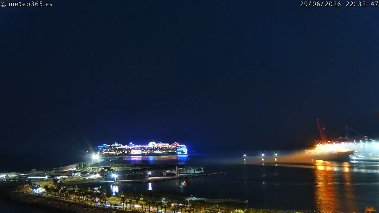 Fuegos artificiales por el Legend of the Seas en Málaga