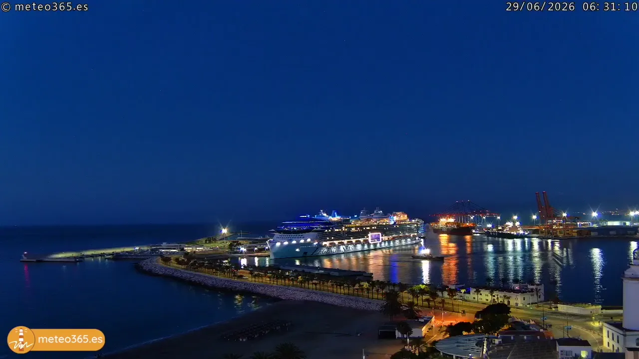 El Legend of the Seas entra en el puerto de Málaga