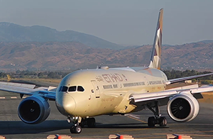 Aterrizaje espectacular de un Dreamliner de Etihad