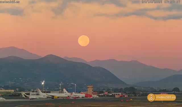 Full moon over Málaga Airport: the Hunter’s Moon at dawn
