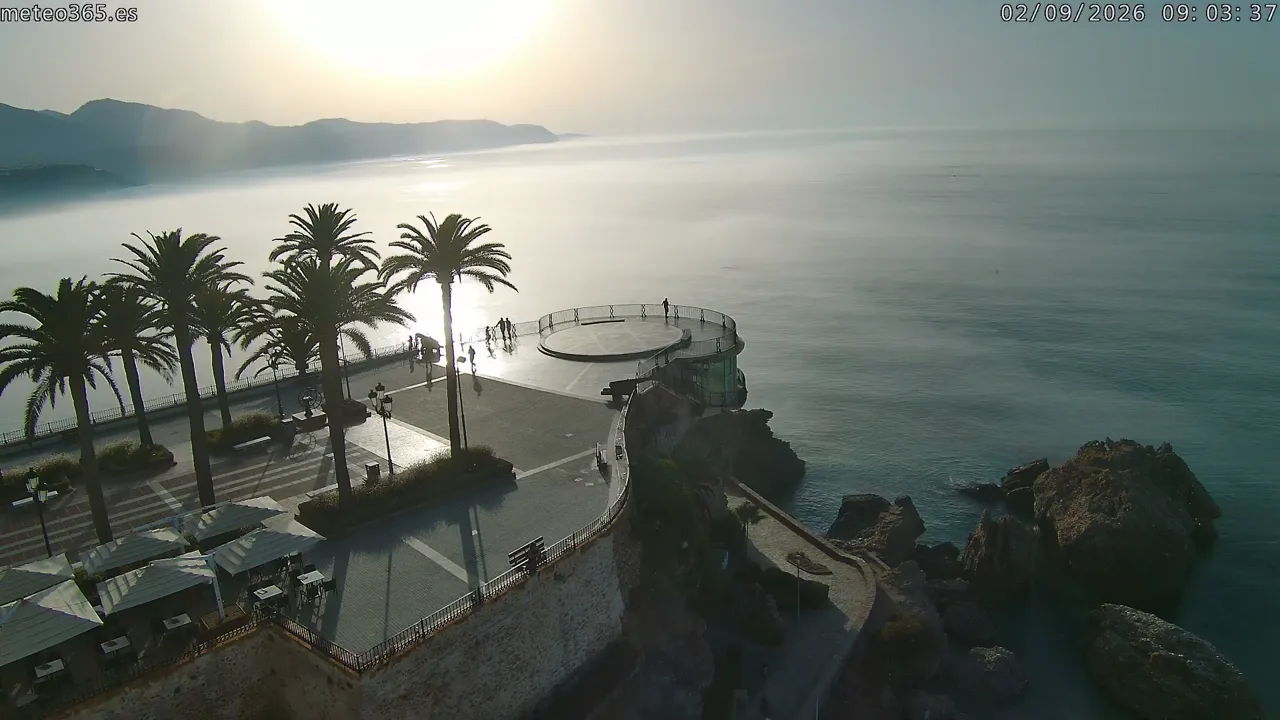 Niebla marina sobre el Balcón de Europa en Nerja