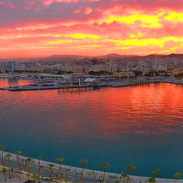 Un atardecer nublado crea un espectáculo de colores espectacular