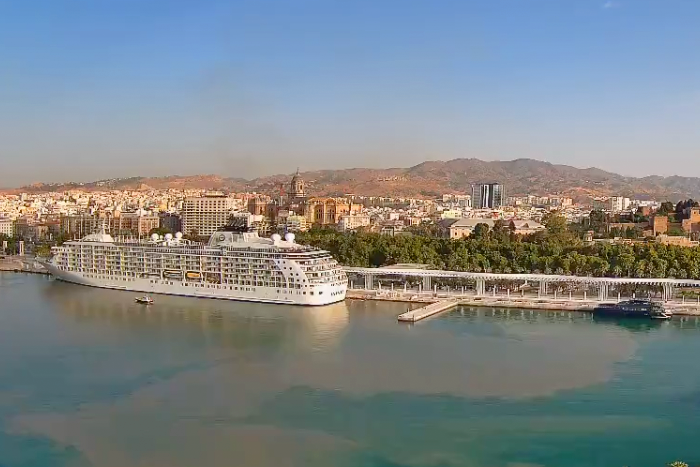 The World docks at Muelle 2