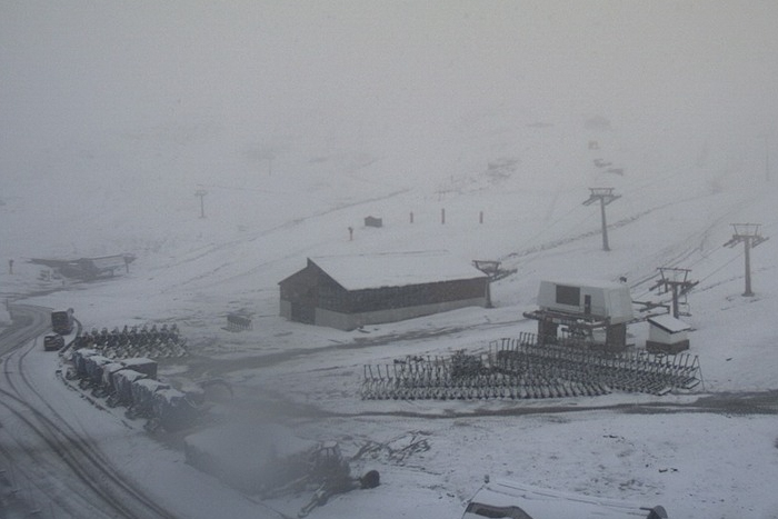 Verrückt, es schneit in der Sierra Nevada