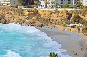 VORSICHT: Wellen erreichen eine Höhe von 2 Metern an der Costa del Sol
