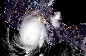 El huracán Otis toca tierra en el puerto mexicano de Acapulco