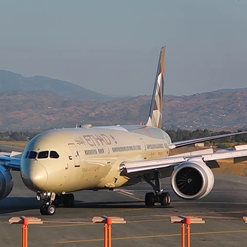 Spectacular landing of an Etihad Dreamliner