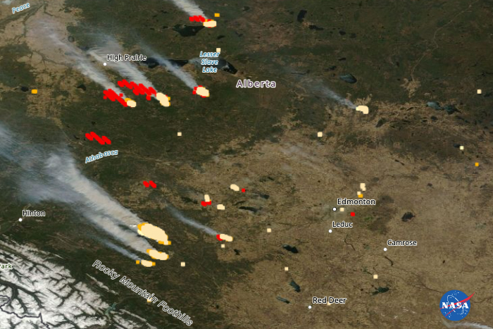 Evacuados miles de personas en la Alberta debido a múltiples incendios forestales