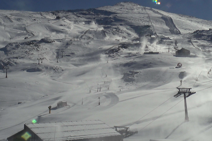 Sierra Nevada - Snow cannons working around the clock